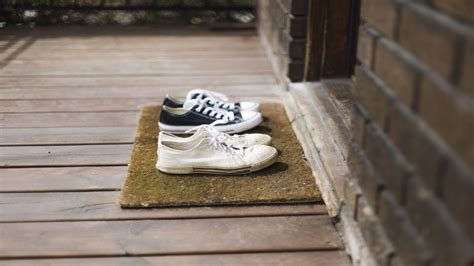 घर में प्रवेश करते समय बाहर क्यों उतार देने चाहिए जूते-चप्पल? | why we ...