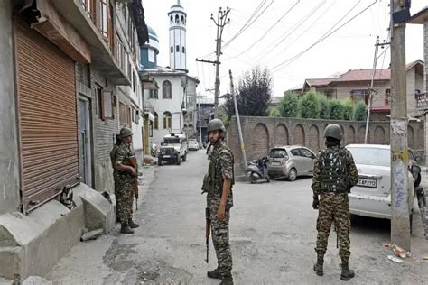 जम्मू-कश्मीर पुलिस ने हिज्बुल मुजाहिदीन आतंकवादी के भागने के मामले में ...