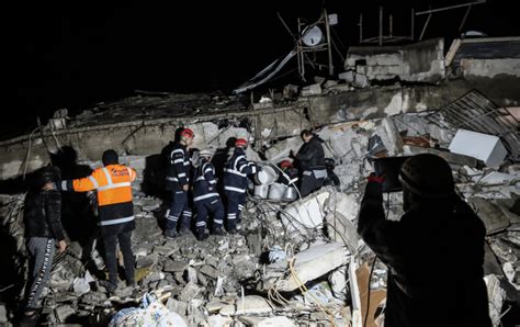 土耳其地震遇难人数上升至21043人 中国救援队望着废墟哽咽