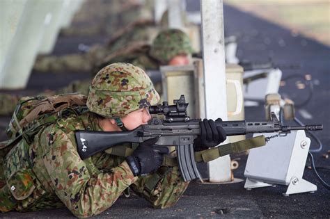Japanese soldier fires a Howa Type 89 assault rifle [2048 x 1365] : r ...