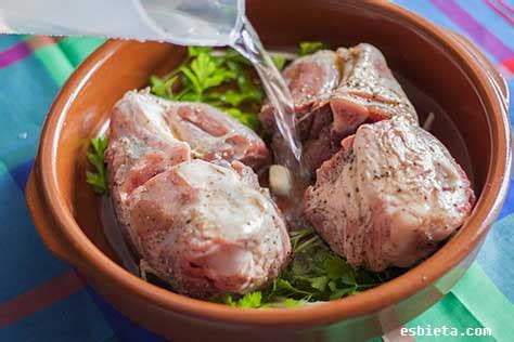 Receta de codillo asado muy tierno - Recetas de Esbieta