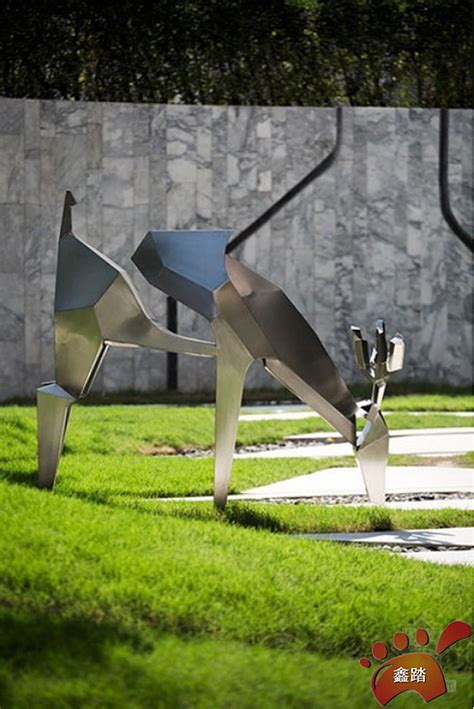 人物不锈钢雕塑在公共环境中的受容性-宏通雕塑