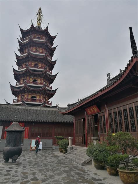 【携程攻略】南京鸡鸣寺景点,穿过解放门，即可看到高耸着药师佛塔的鸡鸣寺。 门票10元并附赠三株…