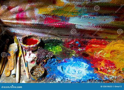 Artist oil paint palette stock image. Image of closeup - 32610633