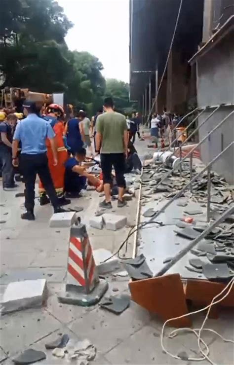 杭州一商店门头掉落2人被砸伤送医，当地多部门展开调查_萧山区_一家_汉堡