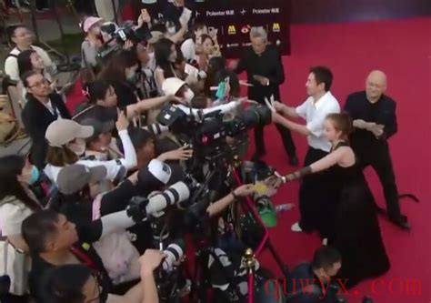 沈腾在微博之夜红毯上发彩票 宣传新电影《超能一家人》_亿扎美