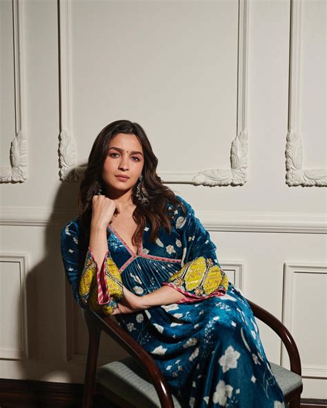 Mom-to-be Alia Bhatt’s pregnancy fashion game in Rs 25k regal kurta set ...