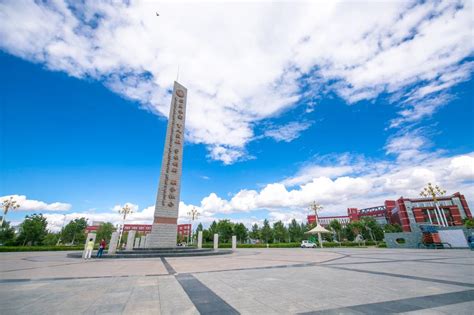 雕塑广场-内蒙古师范大学新闻网