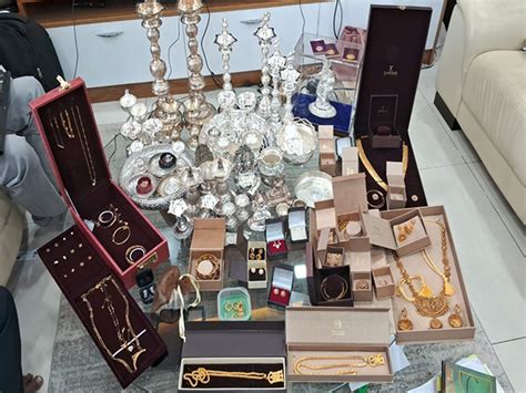 Karnataka: Lokayukta recovers huge cache of cash, jewellery, watches ...