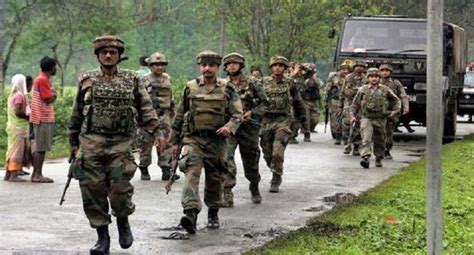 अनंतनाग में आतंकी हमला, CRPF जवान शहीद, एक बच्चे की भी गई जान - इंडियन ...