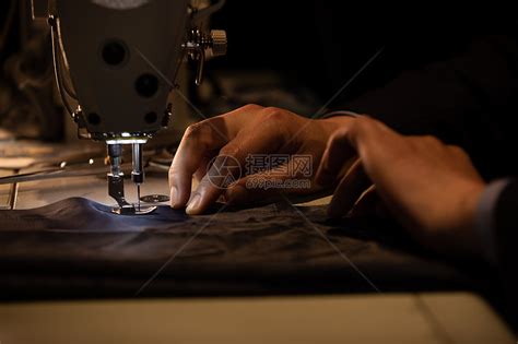使用缝纫机的裁缝纫带高清图片下载-正版图片505107244-摄图网