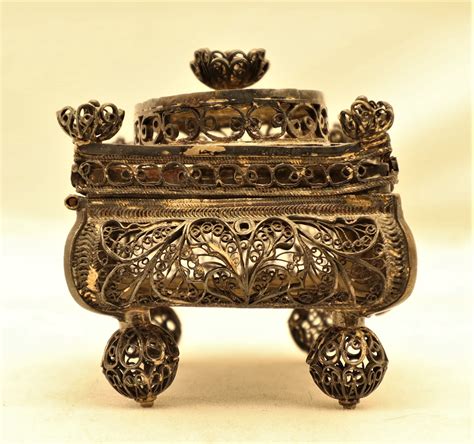 Старинная шкатулка с применением техники скань