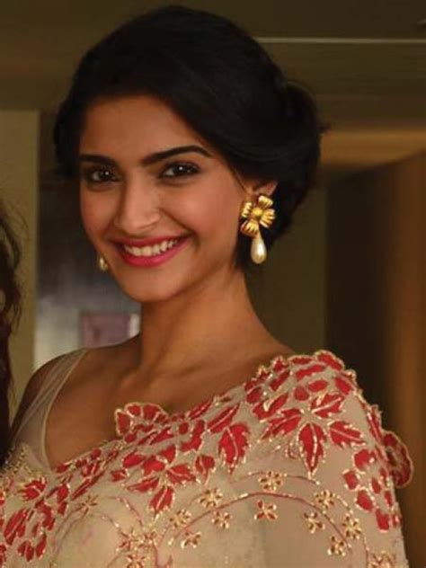 Fan of classic looks, Sonam imitated Madhubala's sari | TopNews