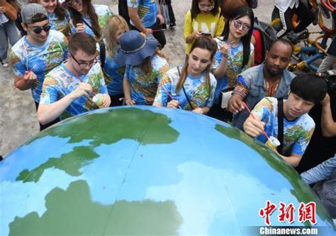 重庆外籍留学生穿“地图服装”迎接“世界地球日”_新浪重庆_新浪网