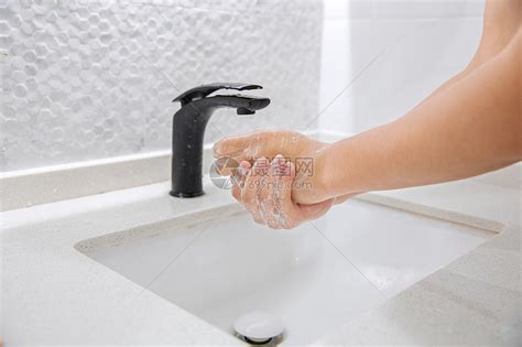 男性卫生间洗手高清图片下载-正版图片501356052-摄图网