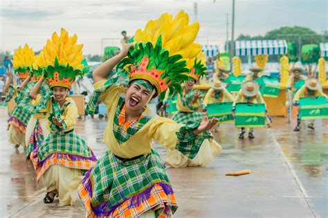 Local People Dancing 的图像结果