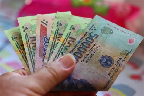 Cropped hand holding paper currency | Premium Photo