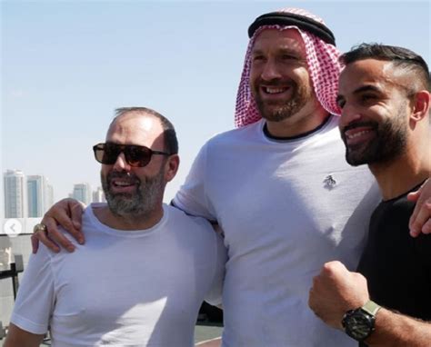 Fury poses for a picture with cartel boss in Dubai – RingSide24