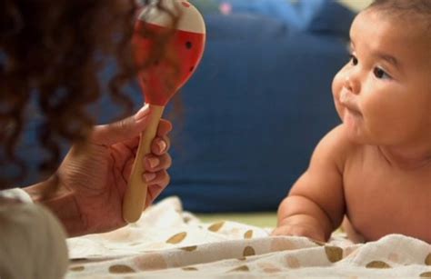 Kako zabaviti vrlo malu bebu (novorođenče) – Roditeljstvo i djeca