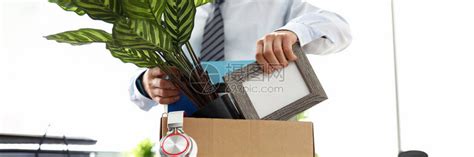 男士商务服装将东西放入办公室的盒子里影响人们故意解雇的操纵方法家伙把盒子花盆和个人物品员工搬高清图片下载-正版图片506644262-摄图网