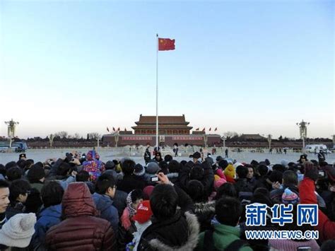 明天去天安门看升旗，现在北京下雨了，下雨还会升旗么？可以在天安门广场过夜吗？升旗的话是几点开始呢？