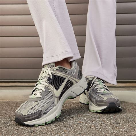 Women's Zoom Vomero 5 'Cobblestone and Flat Pewter' (FB8825-001 ...