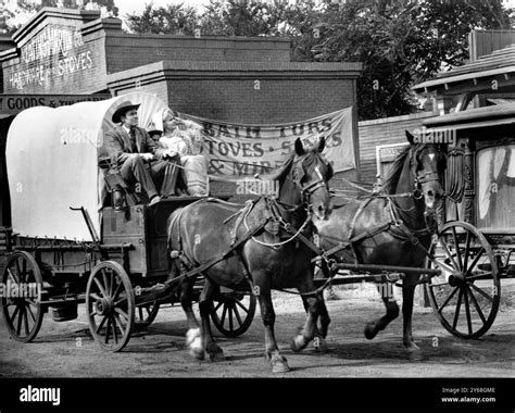 Henry Fonda, Jean-Michel Michenaud, Joanne Woodward, on-set of the ...