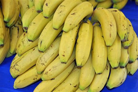 买香蕉，选直的还是弯的？口感区别大，记住4个窍门，绵软又香甜-简易百科