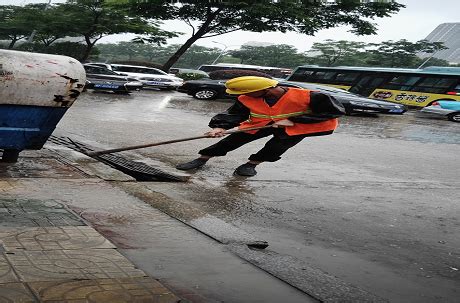 市政维护及时抽排积水 为雨季防汛撑起“防护伞”