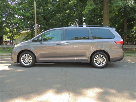 2017 Toyota Sienna XLE - Low Mileage - Loaded - Golden Motors