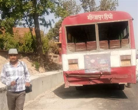 सवारियों से भरी बस में ट्रक ने मारा टक्कर, चौदह घायल