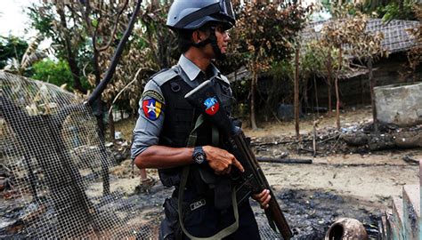 缅甸暴乱已造成近400人死亡 罗兴亚族再次上演大逃亡|界面新闻 · 天下
