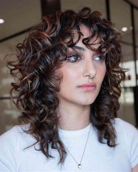 How to pull off the curly shag haircut – Artofit