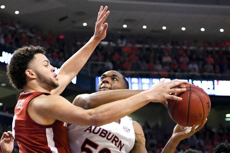 Austin Wiley ‘demolishes’ Alabama on the boards - al.com