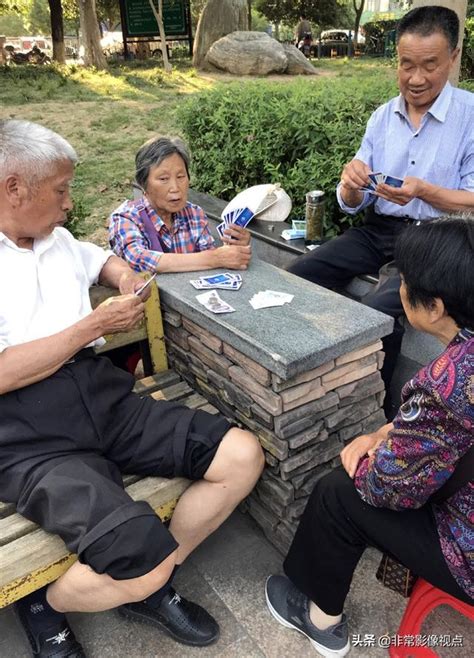 实拍公园里退休老人每日打牌消遣时光，其中一种牌还是头一次见 - 每日头条