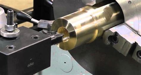 Using a Threader to Cut Left Hand Threads On Pipe 的图像结果