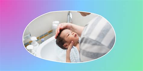 How To Give A Newborn Their First Bath (Without Tears!)
