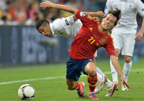 图文-[欧洲杯]西班牙vs法国 席尔瓦与克里希争抢_国际足球-西班牙_新浪竞技风暴_新浪网