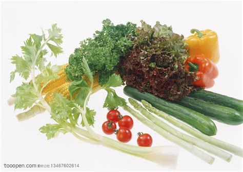 新鲜蔬菜-摆放在一起的黄瓜、黄辣椒、芹菜、玉米等新鲜蔬菜_素材公社