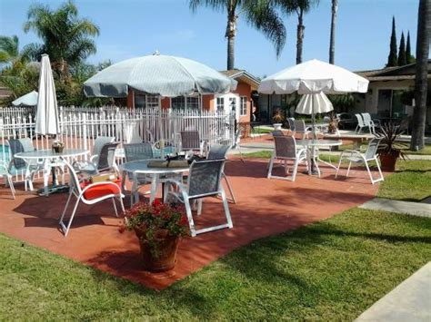 FALLBROOK COUNTRY INN - Hotel Reviews, Photos, Rate Comparison ...