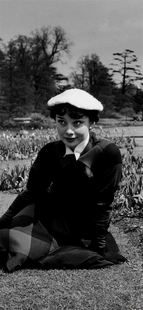 Monochrome: Young Audrey Hepburn 4K wallpaper download