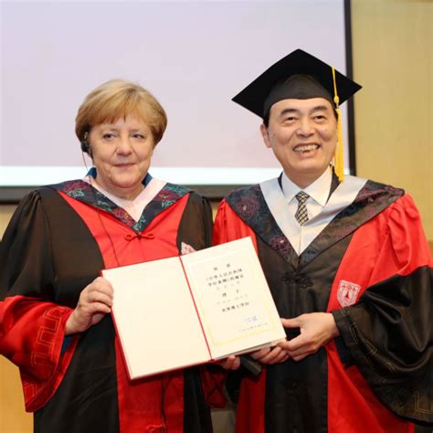 南京大学授予德国总理默克尔名誉博士学位