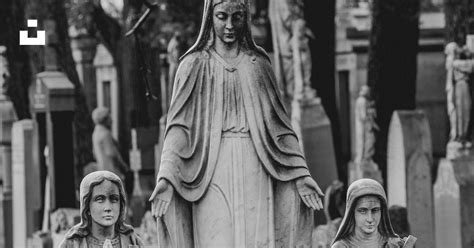 5 People Standing Together 的图像结果