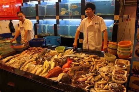 一家5㎡即食海鲜小店月入5万海鲜细分市场爆发_盒子
