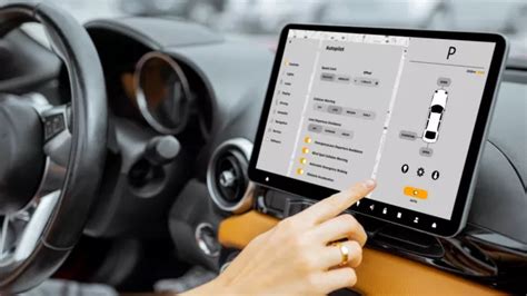सड़क से ज्यादा डैशबोर्ड देखने को मजबूर ड्राइवर, जानिए क्यों बढ़ रहे ...
