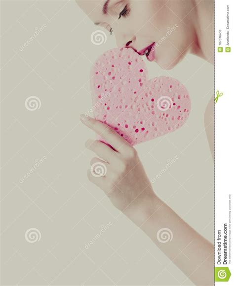 妇女赤裸肩膀举行桃红色心形的海绵 库存图片. 图片 包括有 重点, 肩膀, 脸色, 设计, 按摩, 嘴唇 - 107616453