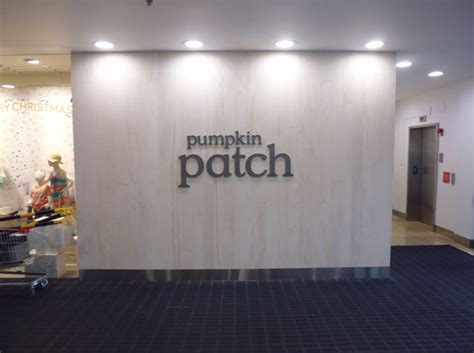 Building Wall Frame Signage 的图像结果