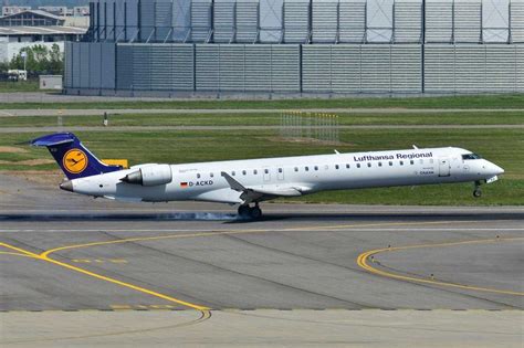 Bombardier CRJ-900 commercial aircraft. Pictures, specifications, reviews.