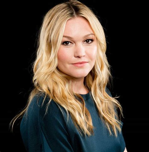 Download Actress Julia Stiles Professional Photo Wallpaper | Wallpapers.com