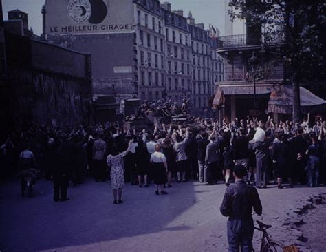 1944年盟军解放法国巴黎，香榭丽舍大道庆祝解放的阅兵式 - 派谷照片修复翻新上色